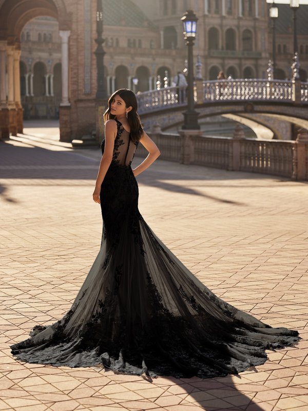 Black Lace Mermaid Wedding Dress With Sweetheart Neckline