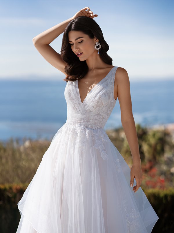 An enchanting bridal dress Moonlight Couture H1587 with a V-neckline that accentuates the bride