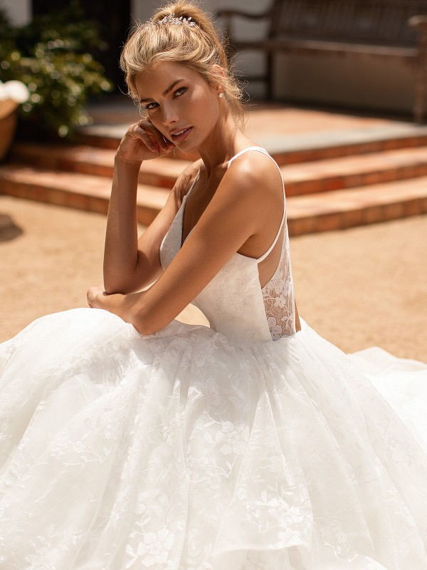A-Line Floral Tulle Wedding Dress with Sweetheart Neckline