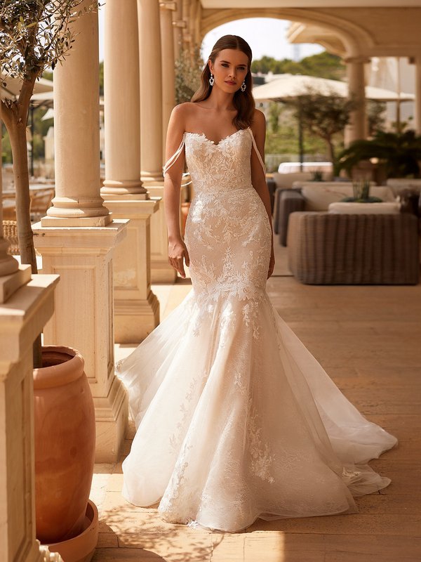 Chantilly Lace Sweetheart Neckline Mermaid With Detachable Sleeves