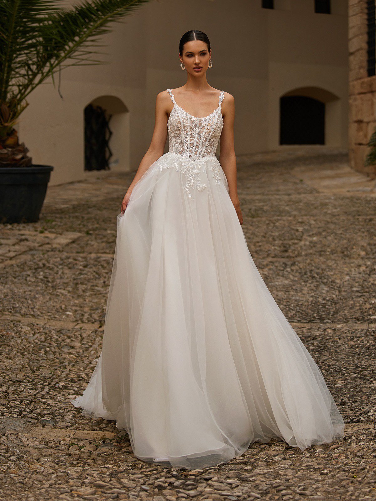 Tulle Scoop Neck A-line Wedding Dress With Chapel Train